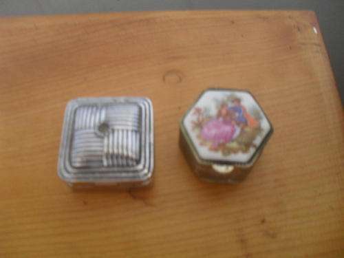 2x VINTAGE METAL PILL BOXES - ESTEE LAUDER 3x3x1cm  &  Metal and Ceramic made in ITALY  3x3x2cm
