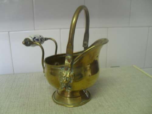 (AG) A VINTAGE BRASS HELMET BUCKET with  A CERAMIC HANDLE - height incl. handle 19cm opening 12x10cm