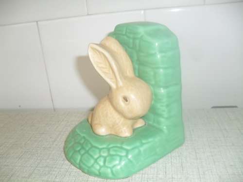 (SRr)  A GORGEOUS CERAMIC SYLVAC BUNNY BOOKEND - 11cm tall base 9.5x9.5cm
