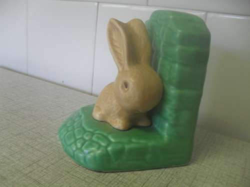 (SRr)  A GORGEOUS CERAMIC SYLVAC BUNNY BOOKEND - 11cm tall base 9.5x9.5cm