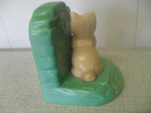 (SRr)  A GORGEOUS CERAMIC SYLVAC BUNNY BOOKEND - 11cm tall base 9.5x9.5cm