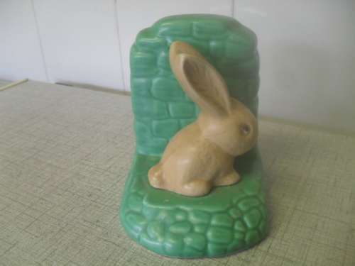 (SRr)  A GORGEOUS CERAMIC SYLVAC BUNNY BOOKEND - 11cm tall base 9.5x9.5cm