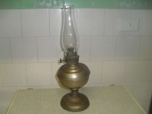 (MHr) a VINTAGE OIL LAMP - MILLERS VESTAL - made in America