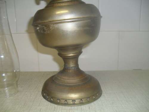 (MHr) a VINTAGE OIL LAMP - MILLERS VESTAL - made in America