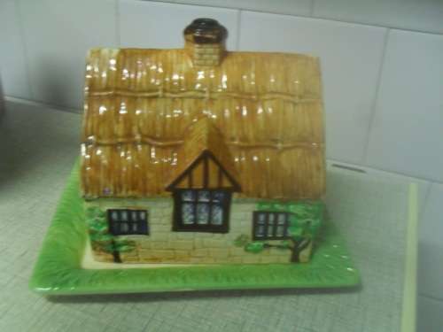 (atRr) VINTAGE - 1930s  BESWICK ENGLISH COTTAGE -  CHEESE / BUTTER DISH -base17x20cm height17cm