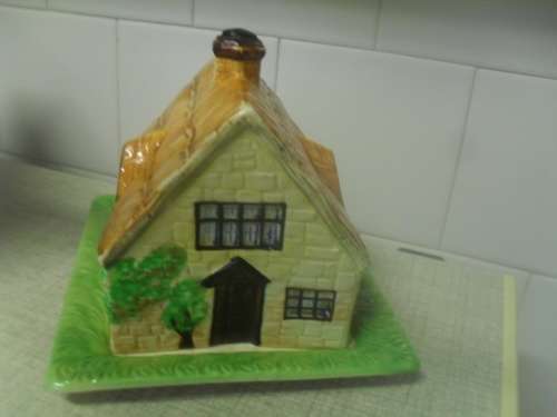 (atRr) VINTAGE - 1930s  BESWICK ENGLISH COTTAGE -  CHEESE / BUTTER DISH -base17x20cm height17cm