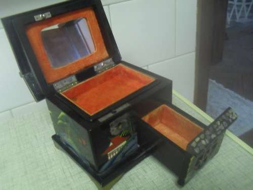*##a GORGEOUS JAPANESE MUSICAL JEWELLERY BOX - base 11x13x12cm high. FUJI WORKING MECHANISM