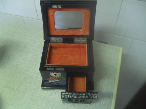 *##a GORGEOUS JAPANESE MUSICAL JEWELLERY BOX - base 11x13x12cm high. FUJI WORKING MECHANISM