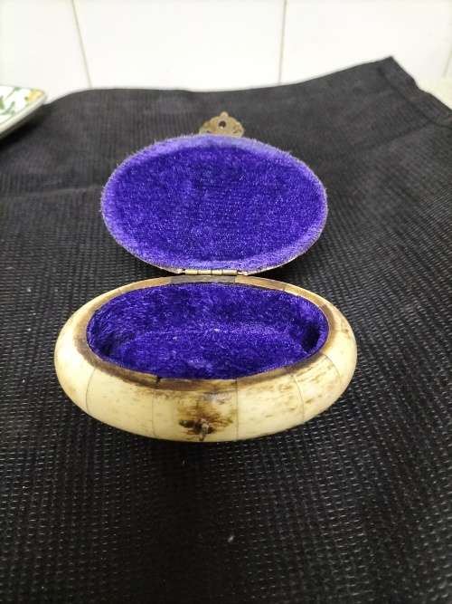 *#. VINTAGE GORGEOUS BONE JEWELLERY / TRINKET BOX with brass stays.