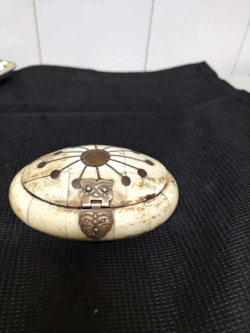 *#. VINTAGE GORGEOUS BONE JEWELLERY / TRINKET BOX with brass stays.