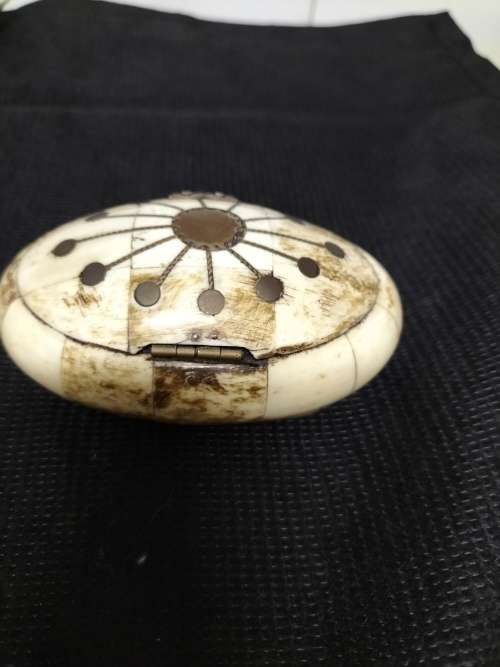 *#. VINTAGE GORGEOUS BONE JEWELLERY / TRINKET BOX with brass stays.