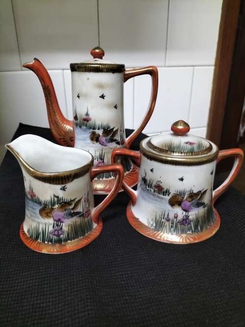 A VINTAGE ORIENTAL PORCELAIN TEA / COFFEE SET