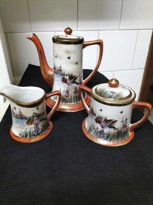 A VINTAGE ORIENTAL PORCELAIN TEA / COFFEE SET