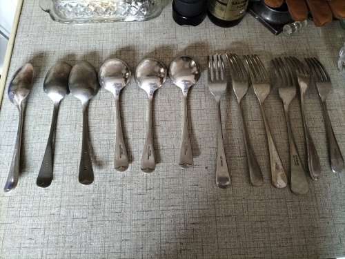 12x MIXED VINTAGE SPOONS AND FORKS