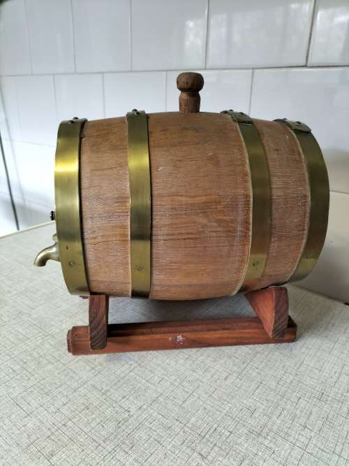 A VINTAGE OAK AND BRASS COUNTER TOP WINE VAT 22x16cm. Cir wdt pt59cm