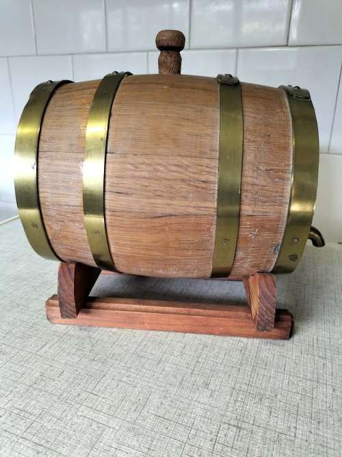 A VINTAGE OAK AND BRASS COUNTER TOP WINE VAT 22x16cm. Cir wdt pt59cm