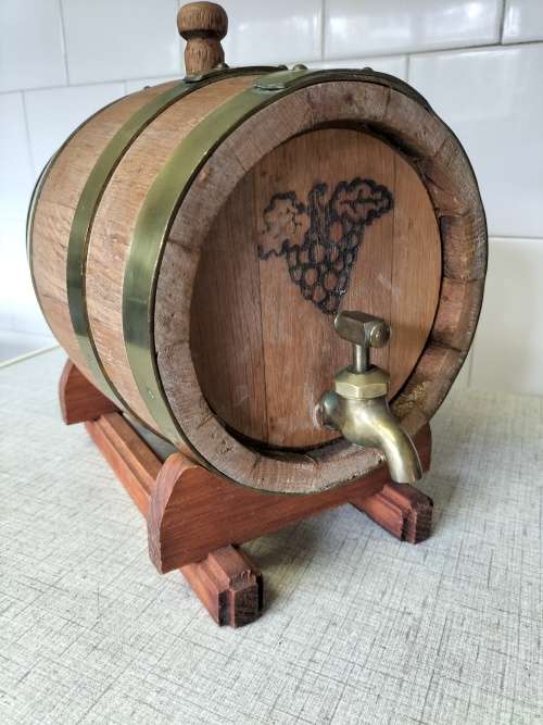 A VINTAGE OAK AND BRASS COUNTER TOP WINE VAT 22x16cm. Cir wdt pt59cm