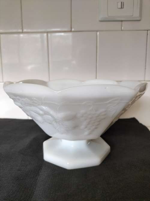 *#VINTAGE MILK GLASS FRUIT BOWL 23x14 base 12cm
