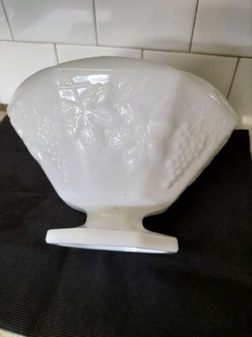 *#VINTAGE MILK GLASS FRUIT BOWL 23x14 base 12cm