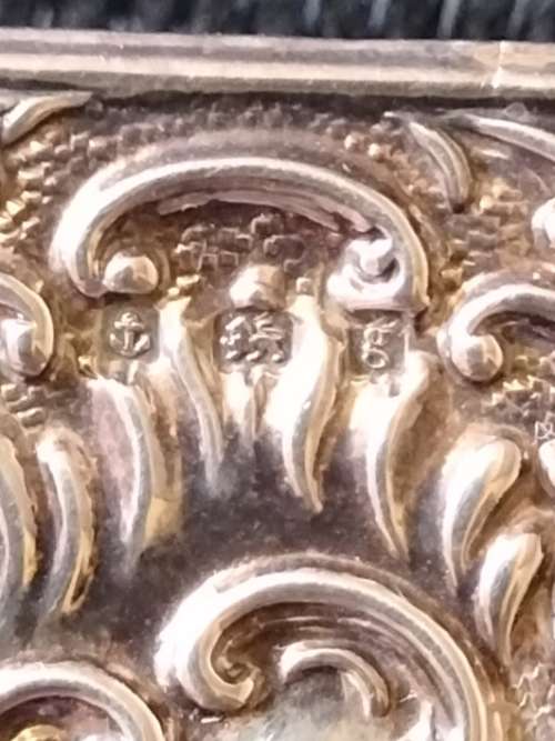 AN ANTIQUE SILVER MATCH BOX HOLDER  7x5x3cm