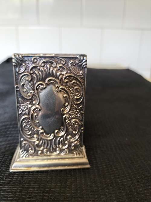 AN ANTIQUE SILVER MATCH BOX HOLDER  7x5x3cm