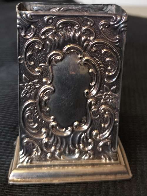 AN ANTIQUE SILVER MATCH BOX HOLDER  7x5x3cm