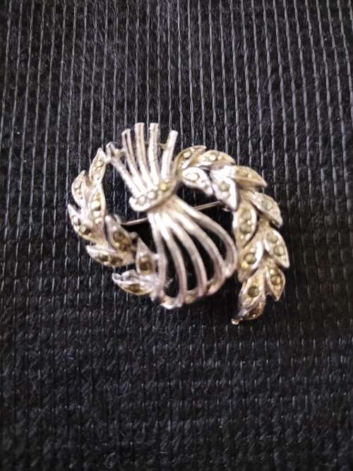 A VINTAGE SILVER TONED MARCASITE BROOCH  4c3cm
