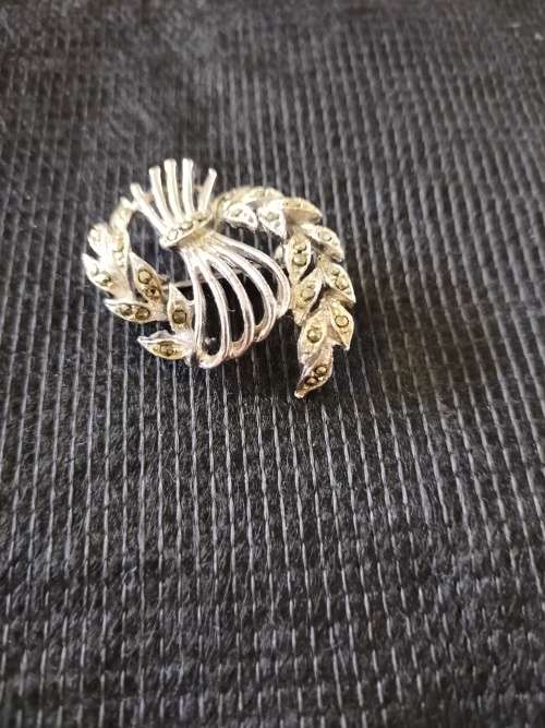 A VINTAGE SILVER TONED MARCASITE BROOCH  4c3cm