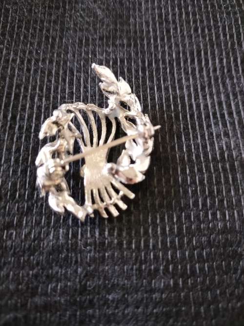 A VINTAGE SILVER TONED MARCASITE BROOCH  4c3cm