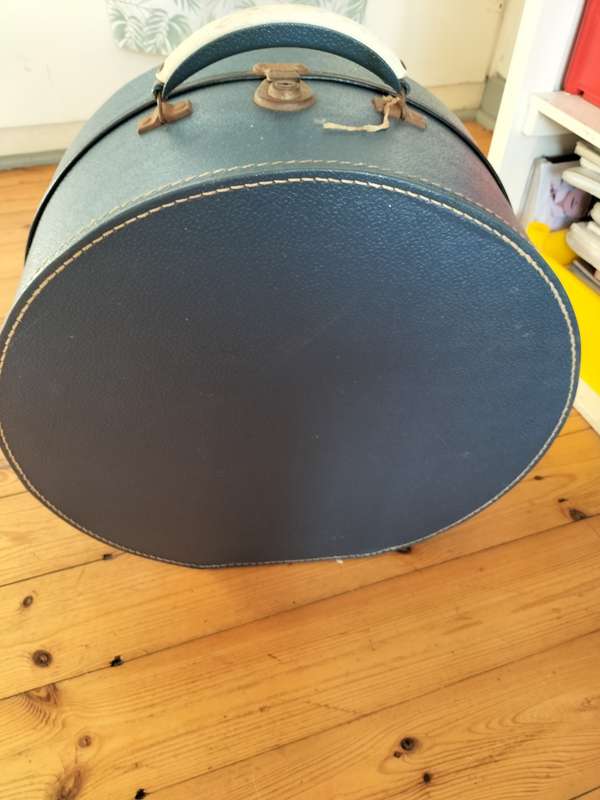 *##A VINTAGE PARAGON ICONIC BLUE TRAVEL HAT SUITCASE.