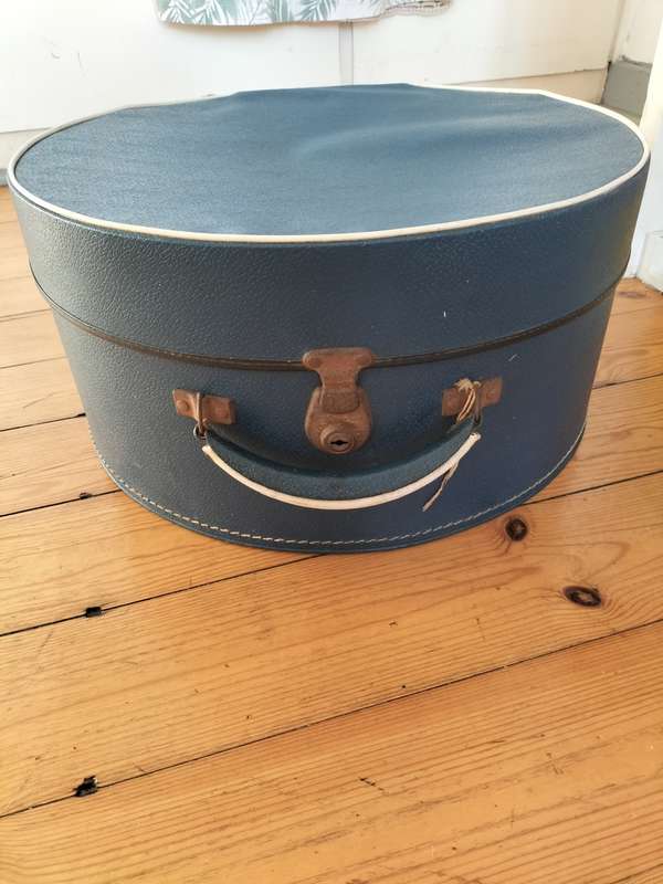 *##A VINTAGE PARAGON ICONIC BLUE TRAVEL HAT SUITCASE.