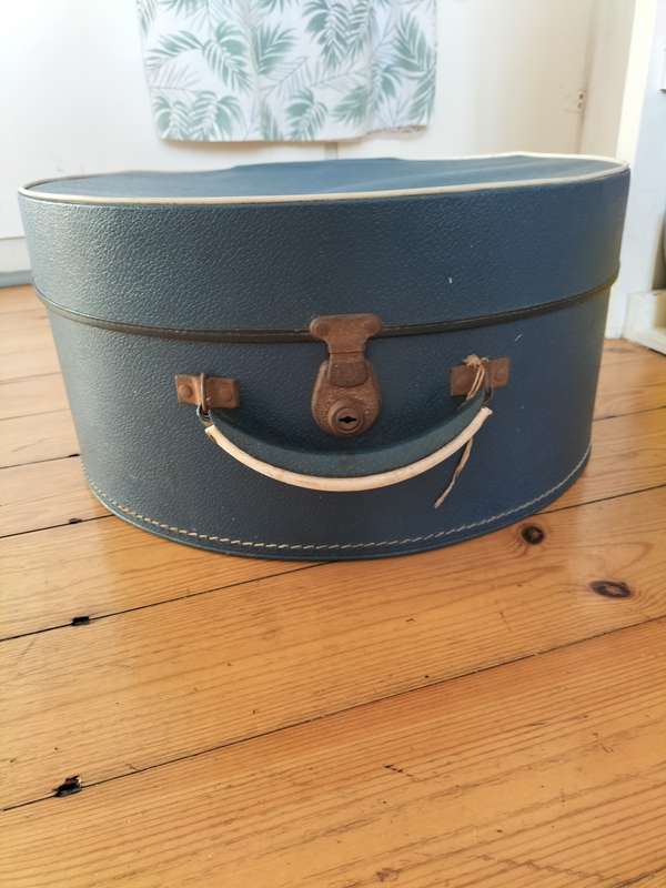 *##A VINTAGE PARAGON ICONIC BLUE TRAVEL HAT SUITCASE.