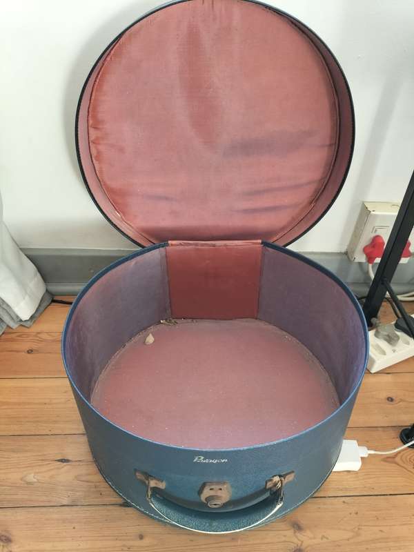 *##A VINTAGE PARAGON ICONIC BLUE TRAVEL HAT SUITCASE.