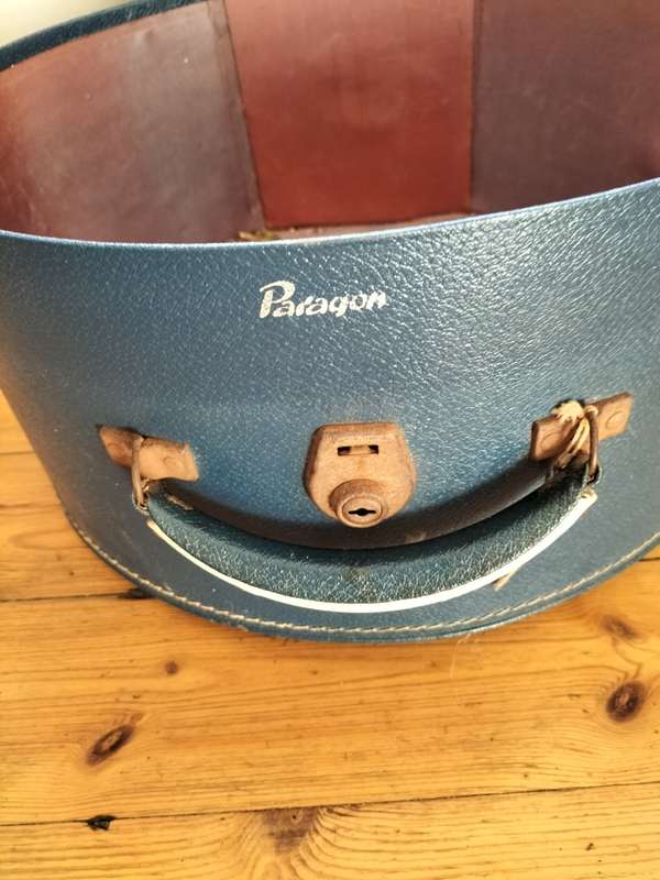 *##A VINTAGE PARAGON ICONIC BLUE TRAVEL HAT SUITCASE.