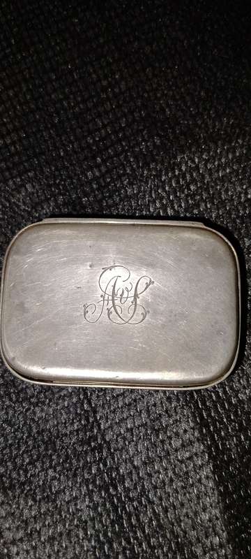 AN ANTIQUE SILVER MATCH BOX HOLDER  & STRIKER 7x5x3cm