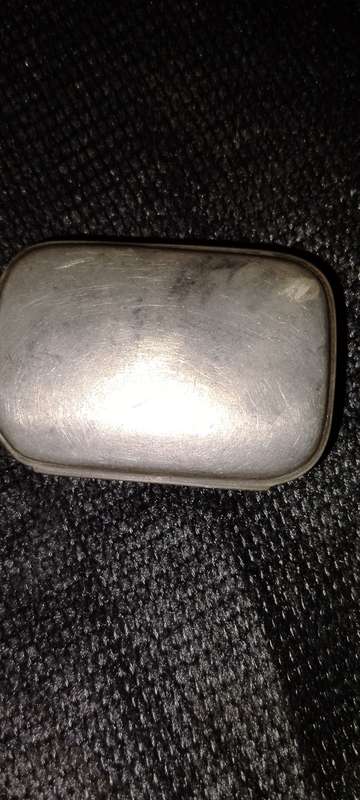 AN ANTIQUE SILVER MATCH BOX HOLDER  & STRIKER 7x5x3cm