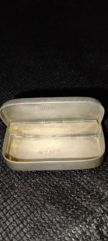AN ANTIQUE SILVER MATCH BOX HOLDER  & STRIKER 7x5x3cm