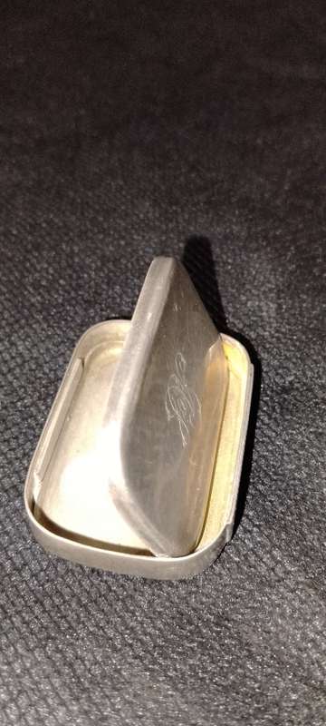 AN ANTIQUE SILVER MATCH BOX HOLDER  & STRIKER 7x5x3cm