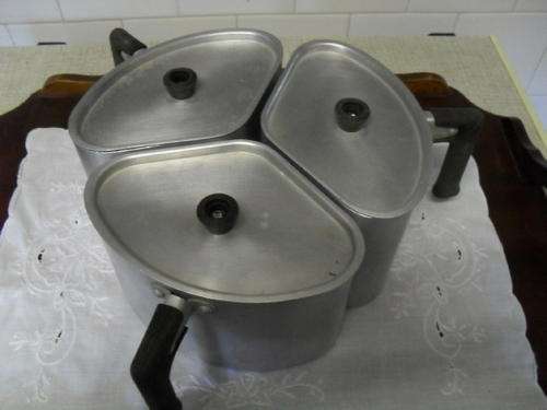 3 VINTAGE TRIANGULAR ALUMINUM HART COOKING POTS