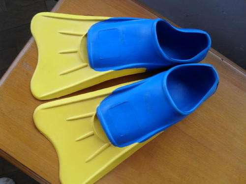 A PR OF MALAYSIA 9 - 11  (42 -43) FLOATING FINS