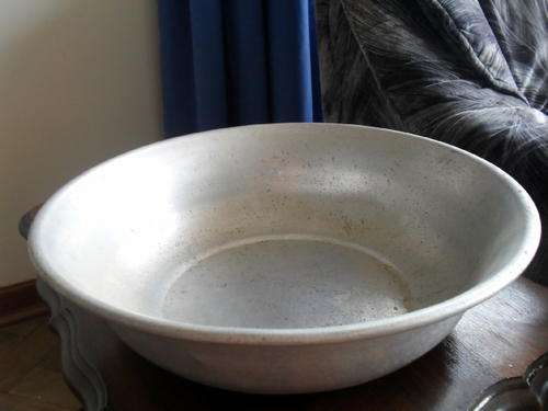 AN UNUSUALLY HEAVY ALUMINIUM VINTAGE DISH
