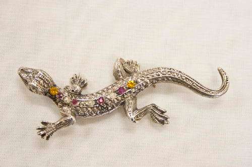 LUCKY LIZARD BROOCH IN STERLING SILVER WITH GENUINE SEED PEARLS, CITRINES AND GARNETS TO BACK