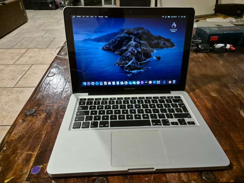Apple Macbook 2012  - 13`  i5  with  SSD