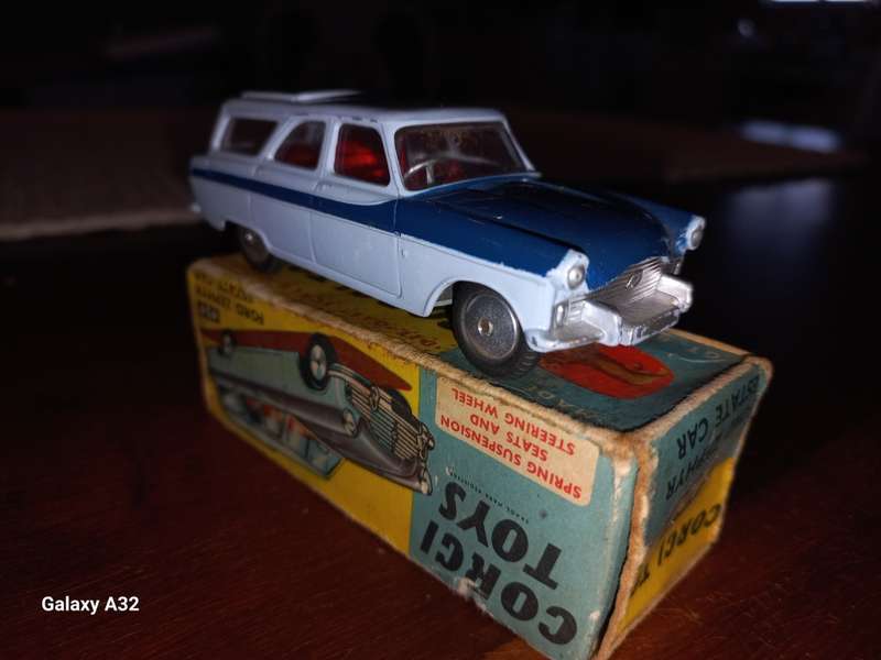 Corgi Ford Zephyr no424