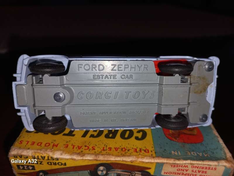 Corgi Ford Zephyr no424