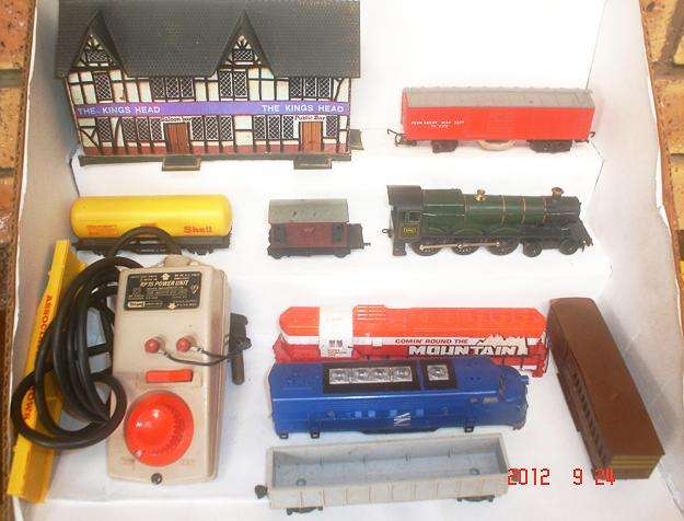 HO/OO TRAIN SCRAPYARD: 11pc incomplete mixed trains/equipment for repair or parts only.