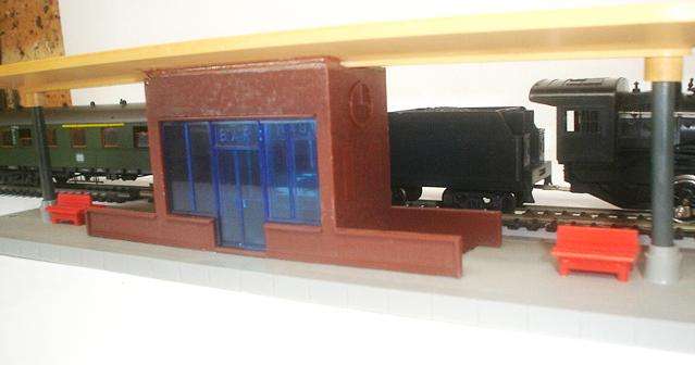 LIMA HO:  Station Roof with Platform in good unboxed condition. (Made in Italy)