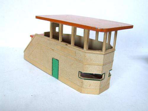 HORNBY DUBLO OO:   Vintage All Metal D1 Signal Cabin in good used boxed condition(England)