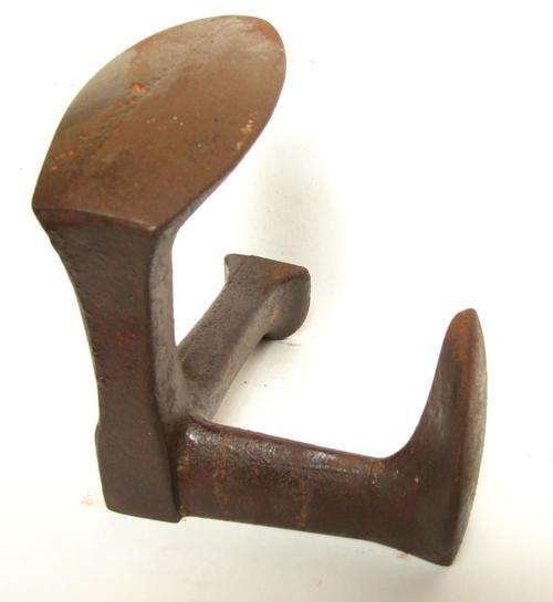 Shoemaker's Anvil:  Cast Metal Shoemakers anvil in good condition