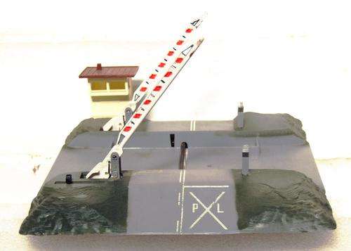 LIMA HO: Automatic level crossing  good unboxed condition (Italy)